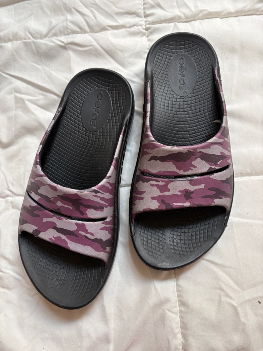 OOFOS Purple Camo Recovery Slide - Black Footbed